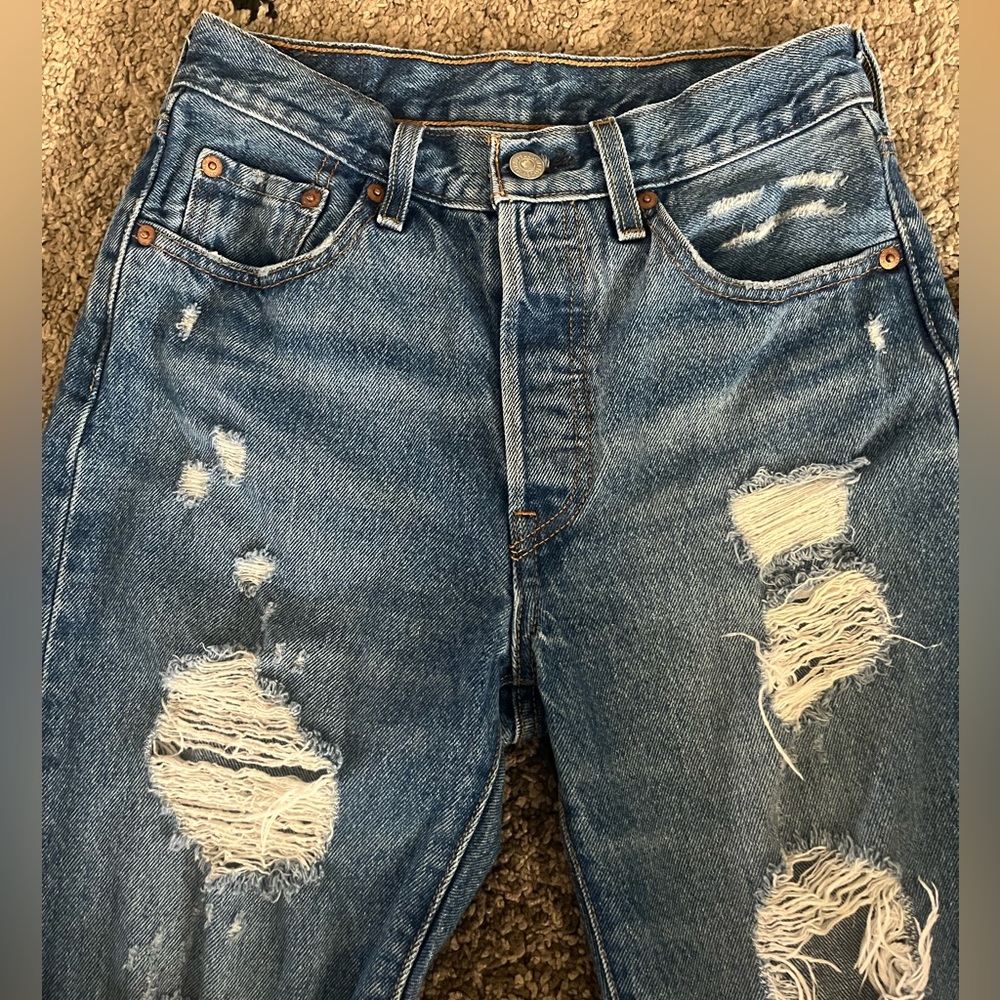 Woman’s Levi’s straight, mid rise, holy, Width:24 length:26 - Picture 3 of 5